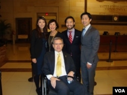 영화 '이산가족' 시사회장에서 기념사진을 촬영한 관계자들. 마크 커크 미 상원의원(앞줄), 이차희 재미이산가족 상봉추진위원회 사무총장(왼쪽 두번째), 영화 '이산가족' 제작자 유진 정(오른쪽 두번째)과 제이슨 안 감독(오른쪽 첫번째).