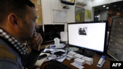 An Iraqi man looks at the official website of the country's prime minister after it was hacked in Baghdad, February 2, 2013. 