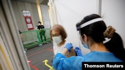 یک زن در حال دریافت واکسن کرونا - آرشیو