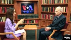 VOA 이지원 기자와 인터뷰하는 토마스 션바움 교수(오른쪽).