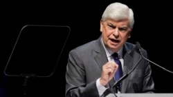 资料照片：时任美国电影协会主席的前参议员多德就电影界状况发表讲话。(2012年4月2日)