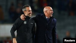 资料照片：西班牙足协主席鲁维亚莱斯在西班牙女足击败瑞典队而进入决赛后与女足教练维尔达（左）共同庆祝。(2023年8月15日）