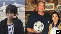 Misaki Murakami (kiri) berdiri di bekas lokasi rumahnya di Rikuzentakata yang terseret tsunami tahun lalu (Foto:AP/Shankei Shinbun). Keluarga Baxter (kanan) menemukan bola milik Misaki di Anchorage, Alaska (Foto:AP/KyodoNews).