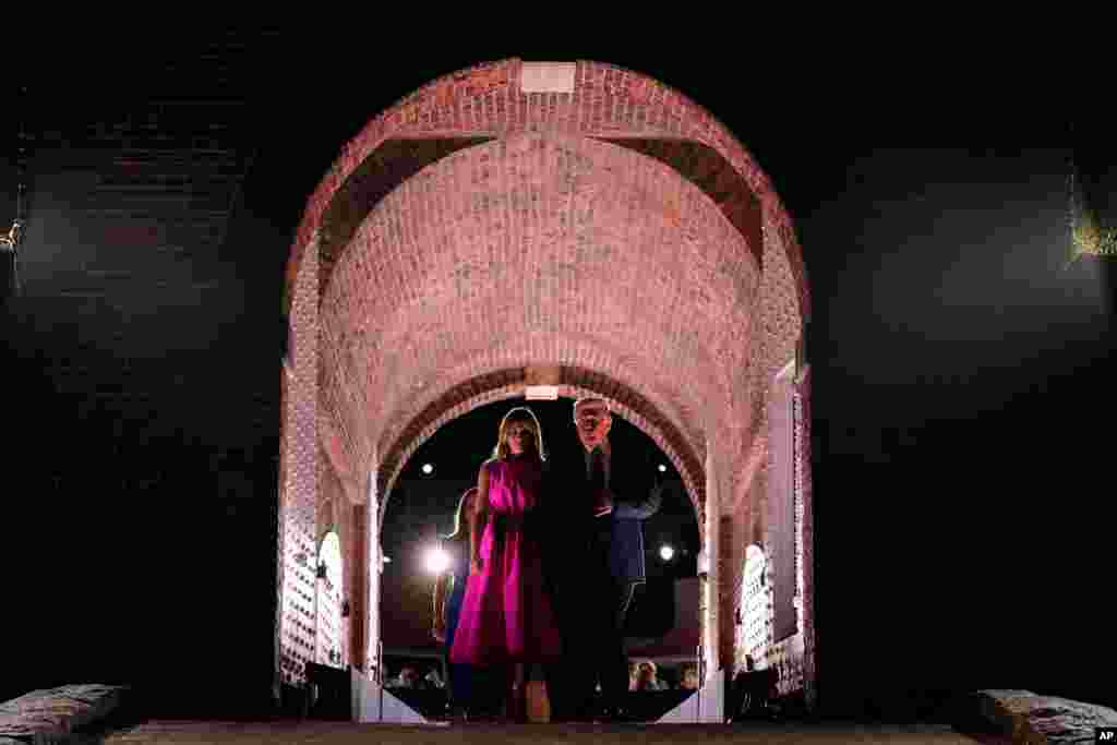 미국 공화당 대선 후보인 도널드 트럼프 대통령과 부인 멜라니아 여사가 메릴랜드주 볼티모어의 포트맥헨리 국립 유적지에서 열린 공화당 전당대회 연단에서 내려오고 있다.