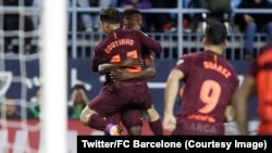 Couthino et Dembélé du FC Barcelone s’embrassent après un but lors du match contre Malaga, au stade La Rosaleda, Espagne, 10 mars 2018. (Twitter/FC Barcelone)