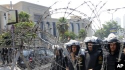 سربازان مصری در برابر دادگاه قانون اساسی مصر هنگام تظاهرات مردم در روز پنجشنبه