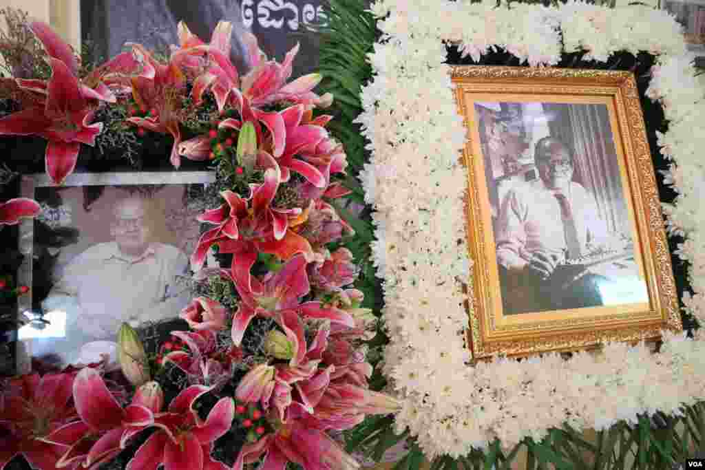 រូបថតរបស់​លោក Bernard Krisher ស្ថាបនិក​កាសែត​ ដឹ ខេមបូឌាដេលី ត្រូវ​បាន​ដាក់តាំង​ដល់​អ្នកចូលរួម​ដើម្បី​គោរពវិញ្ញាណក្ខន្ធ​ នៅ​មណ្ឌលថែទាំជំនួស និង​ផ្តល់ជីវិត​ថ្មី​ដល់​កុមារ ដែល​មានទីតាំង​​ក្នុង​ខណ្ឌ​ច្បារ​អំពៅ រាជធានី​ភ្នំពេញ នា​ថ្ងៃទី​១៩ ខែមីនា ឆ្នាំ​២០១៩។​&nbsp;(កាន់ វិច្ឆិកា/VOA)