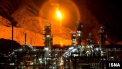 عراق با ایران قراردادی منعقد کرده است که بموجب آن برای براه انداختن نیروگاه‌های برقی‌اش ۵۰ میلیون متر مکعب گاز از ایران گاز وارد خواهد کرد. 