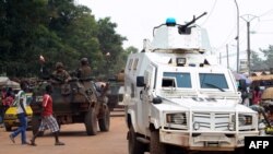 Des Casques bleus de la Mission de stabilisation multidimensionnelle intégrée des Nations Unies en République centrafricaine (Minusca) patrouillent véhicules blindés dans un quartier de Bangui, le 14 septembre 2015.