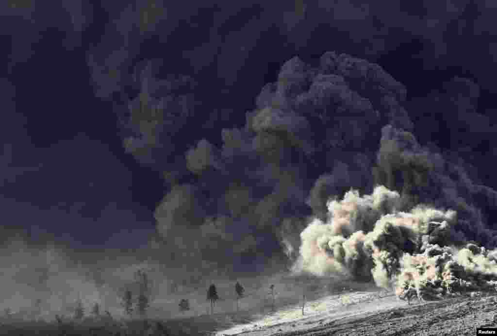 Gunung Sinabung memuntahkan lava panas terlihat dari Desa Berastepu di Kabupaten Karo, Sumatra Utara. 