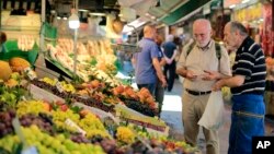 터키 이스탄불의 한 시장. 터키는 최근 리라화 가치 하락과 물가 상승으로 경제난이 심화하고 있다.