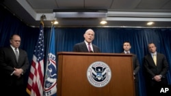 美国国土安全部部长约翰·凯利（中）、美国移民与海关执法局代理局长托马斯·霍曼（左）、海关和边防局代理局长凯文·麦卡利南（右二）与负责情报和分析的代理副部长戴维·格拉韦（右）举行记者会。（2017年1月31日）