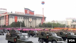 Beberapa misil Korea Utara ikut dipamerkan dalam parade militer di Pyongyang untuk memperingati hari kelahiran mendiang Kom Jong Il (foto: dok).