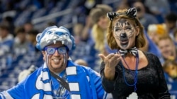 Maskirani navijači na NFL utakmici između Detroita i Filadelfije 31. oktobra 2021.