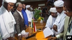 Sudan officials, left, and leaders of Abbala and Beni Hussein tribes, right, at conference aiming to put end to ongoing violence in Darfur, July 27, 2013.