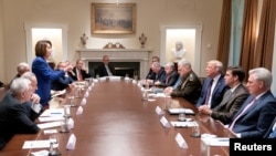 资料照片：众议院议长佩洛西在白宫举行的一次有关叙利亚问题的会议上站起身来对着特朗普总统讲话。(2019年10月16日)