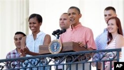 သမ္မတအိုဘားမား အိမ်ဖြူတော်တွင် လွတ်လပ်ရေးနေ့ မိန့်ခွန်းပြောကြားနေစဉ်။ (ဇူလိုင်လ ၄ရက်၊ ၂၀၁၃)