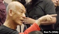 陈德发言指责市议员（美国之音国符拍摄）