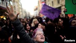 Anti-government demonstrators march during a protest in the Kadikoy district of Istanbul, Turkey, April 18, 2017.