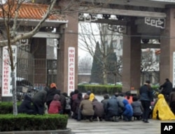 山东冠县失地农民跪请政府公开审批手续