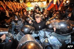 Riot police encircle Russian opposition leader Boris Nemtsov, Moscow, February 2014.