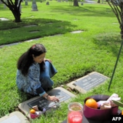 李展英示范如何扫墓