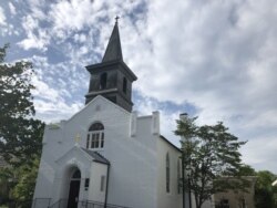 资料照片：建于1817年沿用至今的马里兰州罗克维尔圣玛利亚天主教堂因新冠病毒疫情而大门紧闭。教堂门口贴着关门通知。(2020年5月16日)