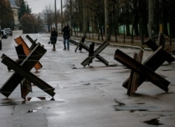 موانعی که برای جلوگیری از عبور تانک در خیابان‌های کی‌یف کار گذاشته شده است (۱۲ اسفند ۱۴۰۰)