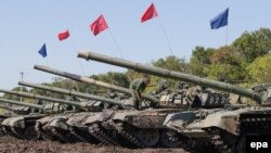 Ukraine -- A Pro-Russian militant stands on a tank during a training with battle tanks on a shooting range near Torez, about 75 kilometers from Donetsk, August 29, 2016