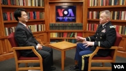 VOA와 인터뷰 중인 미 국방부의 데이비드 클라크 한국전쟁 60주년 기념위원회 사무국장(오른쪽).