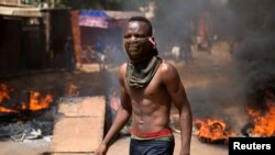 Un manifestant dans les rues de Ouagadougou, le 28 octobre 2014.
