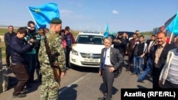 Ukraine -- Mustafa Dzhemilev, Crimean Tatar leader denied access to Crimea at Crimean border, 3May2014