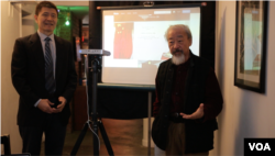 伍振亮和周封锁举行记者会(美国之音久岛)