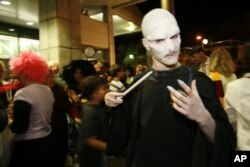 一名15岁的少年扮成伏地魔的模样和众多粉丝一道在加利福尼亚州门洛帕克等候《哈利•波特与死亡圣器》在午夜发行。（2007年7月20日）