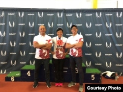 Atlet Dedeh Erawati (tengah) bersama pelatih Fahmy Fachrezzy (kiri) dan team manager Satrio Guardian (kanan) (Dok: Satrio Guardian)