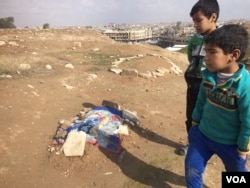 在摩苏尔一处拥挤的墓地，一个孩子的坟墓用小毯子做标记。（美国之音希瑟·默多克2017年1月29日拍摄）