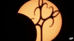 Gerhana sebagian terlihat dari sebuah gereja di Sydney (10/5). (AP/Rick Rycroft)