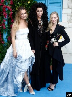 Lily James, Amanda Seyfried y Cher en el pre-estreno de "Mamma Mia! Here We Go Again" en Londres, Inglaterra. 7/16/18.