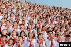 朝鲜中央通讯社发布的照片显示，朝鲜领导人金正恩到场时，朝鲜的少年们欢呼