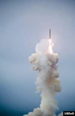 美国导弹防御局自加州范登堡空军基地成功进行3段陆基拦截飞行测试