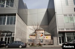 华盛顿州西雅图居民艾迪思.梅斯菲尔德拒绝搬迁而保留在新建的商业大楼之间的老房子。（2015年3月13日）