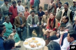Meetings with community leaders provide an opportunity for dialogue with polio experts in Uttar Pradesh, India.