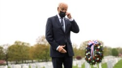 Presiden AS Joe Biden menyeka air mata saat memberi penghormatan di Pemakaman Nasional Arlington di Arlington, Virginia, AS, 14 April 2021. (Foto: REUTERS/Tom Brenner)