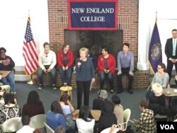 民主党总统候选人希拉里·克林顿在新罕布什尔州选民集会上发表演讲。（龚小夏拍摄 2016年2月9日）