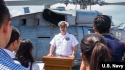 美国“蒙哥马利号”濒海战舰(USS Montgomery)舰长爱德华·罗索(Edward Rosso）2019年7月8日在新加坡接待媒体采访（美国海军图片）