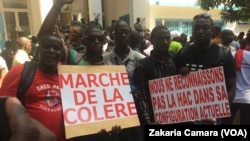 Les journalistes et les acteurs de la presse lors de la "marche de la colère" à Conakry, Guinée, le 7 novembre 2017. (VOA/Zakaria Camara)