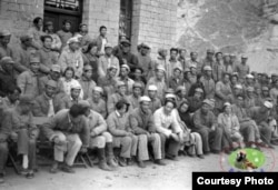 1942年延安文艺座谈会参加人员合影，毛泽东和朱德等人在前排。（中国老照片，具体出处不详）习近平的北京文艺座谈会最近举行