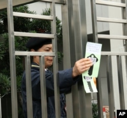 中联办保安人员撕下抗议标语