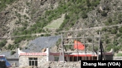 中国四川省阿坝藏区的藏族住宅上有五星红旗(美国之音张楠拍摄）