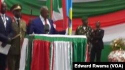 Le président burundais réélu Pierre Nkurunziza prête serment auprès de la Cour constitutionnelle à Bujumbura, Burundi, 20 aout 2015